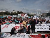 بالصور.. مظاهرات فى تركيا ضد محاكمة 17 عاملا بصحيفة "جمهوريت"