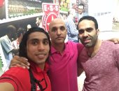 عمرو مرعى يغادر القاهرة لأداء مناسك العمرة بعد تسلم التأشيرة من الأهلى