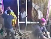 بالفيديو.. خناقة بالشوم داخل محل بالخانكة بسبب خلافات مالية