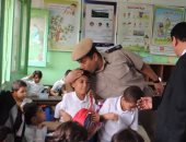 بالفيديو والصور .. قيادات أمن كفر الشيخ تطمئن على أبناء الشهداء بالمدارس