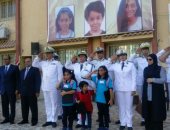 بالصور.. رجال شرطة يصطحبون أبناء شهداء لمدارسهم.. وطفل: عايز أطلع زى بابا