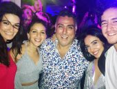 السيناريست تامر حبيب من مهرجان الجونة ينشر صورة له مع "ثلاث بنات ومالك"