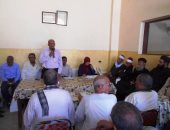 محافظ سوهاج يعقد جلسات حوارية مع مسئولى مدينة البلينا لحل مشاكل المواطنين