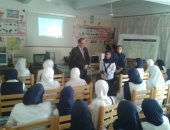 خلال جولته..طالبات مدرسة ثانوية يطالبن محافظ بنى سويف بمكافحة الدروس 