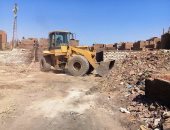 بالصور .. تنفيذ 7 قرارات إزالة ورفع 150 طن قمامة بحى غرب سوهاج