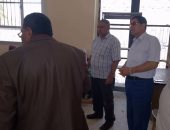 بالصور.. رئيس مدينة سانت كاترين يتابع توزيع الكتب بمدارس سانت كاترين