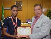تكريم بطل منتخب الصم والبكم لحصوله على برونزية أوليمبياد تركيا
