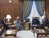 شيخ الأزهر يستقبل مشيرة خطاب.. ويؤكد: جديرة بتولى المنصب الأممى الرفيع