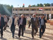 محافظ الوادى الجديد يتفقد عددا من المدارس لمتابعة سير العملية التعليمية 