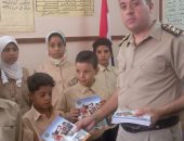 بالصور.. حقوق الإنسان بمركز شرطة فرشوط توزع أدوات مدرسية على الطلاب بـ6 مدارس