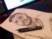 طالب يشارك برسومات فنية باستخدام الرصاص والفحم وألوان خشب