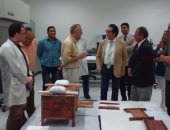 الفنان فاروق حسنى يزور معامل الترميم فى المتحف المصرى الكبير