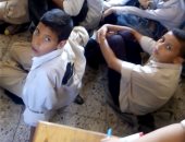 بالفيديو.. تلاميذ مدرسة زاوية النجار بالقليوبية بدون مقاعد ويفترشون أرض الفصل