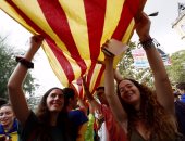 بالصور..مظاهرات مطالبة بالاستقلال واجتماعات الأمن لبحث تأمين الاستفتاء فى كتالونيا