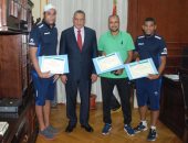 محافظ الجيزة يكرم مدرب منتخب مصر لكرة القدم للصم و2 من اللاعبين