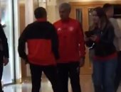 بالفيديو.. مورينيو يطرد مشجعة مانشستر يونايتد من فندق إقامة الفريق 