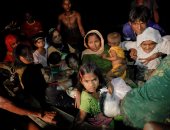 بالصور.. مئات الروهينجا يستغلون ظلام الليل للهرب من الاضطهاد فى ميانمار