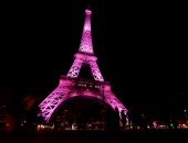بالصور.. إضاءة برج إيفل باللون الوردى بمناسبة ذكرى حملة التوعية بسرطان الثدى