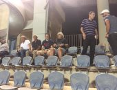 بالصور.. خالد قمر يصافح جهاز المنتخب فى مباراة الزمالك وإنبى