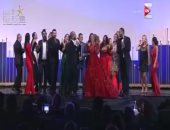 بالفيديو.. وصلة رقص على نغمات أغنية 3 دقات ليسرا فى ختام مهرجان الجونة