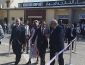 بالصور.. وزيرا الرى والزراعة يصلان مطار الخارجة لتفقد وافتتاح مشروعات جديدة