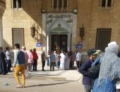 فتح مسجد الحسين أمام المصلين لصلاة العصر واستمرار غلق الضريح