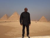 بالصور.. العالمى فوريست ويتكر ينشر صور زيارته للأهرامات.. ويؤكد: ملهمة