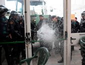 بالفيديو.. استمرار مداهمات الشرطة الإسبانية على مراكز الاقتراع فى كتالونيا