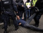 الشرطة الإسبانية تطلق الرصاص المطاطى على متظاهرين فى كتالونيا وإصابة شخصين 