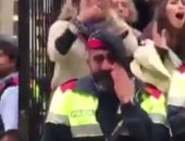 بالفيديو.. بكاء ضباط شرطة بكتالونيا أثناء حمايته للمتظاهرين خلال الاستفتاء