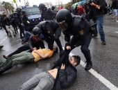 بالفيديو والصور.. سحل وضرب المشاركين فى استفتاء كتالونيا 