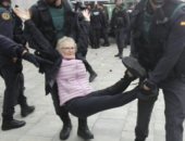 بالفيديو.. لحظة هجوم الشرطة الإسبانية على مراكز الاقتراع بكتالونيا