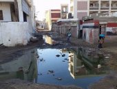 بالصور..معاناة طلاب مدرسة الكفر الشرقي من طفح مياه الصرف الصحي بكفر الشيخ