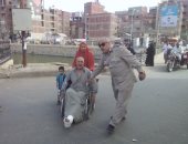 بالفيديو والصور..  مدير مرور كفر الشيخ يساعد مريضا على عبور الطريق 