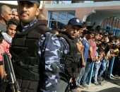 أهالى قطاع غزة يحتشدون أمام معبر بيت حانون لاستقبال الحكومة الفلسطينية