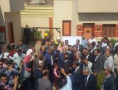 بالفيديو والصور.. سيدات قرية البساتين يستقبلن محلب بالزغاريد وهتافات تحيا مصر