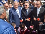 إبراهيم محلب من قرية البساتين ببنى سويف: أنقل لكم تحية الرئيس السيسي