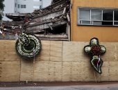 بالصور.. مواطنون فى المكسيك يضعون باقات الورود على بيوت ضحايا الزلزال