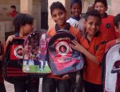 " حب الوطن" يواصل توزيع شنط مدرسية مطبوع عليها صور السيسى فى الجيزة