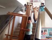 بالصور.. طلاب مدرسة حسين مؤنس بالسويس يحملون المقاعد وشكاوى لوزير التعليم