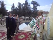 بالصور.. محافظ ومدير أمن كفر الشيخ يضعان إكليل زهور على النصب التذكارى بسخا