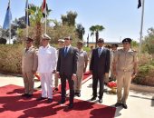 محافظ أسيوط يضع إكليل الزهور على قبر الجندي المجهول بمناسبة احتفالات أكتوبر