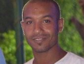 بالصور.. قارئ يبدع فى رسم الشخصيات الكارتونية على الحوائط والأوراق