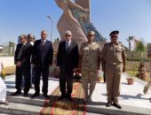 بالصور.. محافظ جنوب سيناء يضع إكليل من الزهور على النصب التذكارى