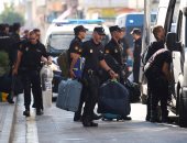 بالصور.. الشرطة الإسبانية تغادر "كتالونيا" عقب انتهاء أحداث استفتاء الانفصال