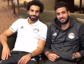 أحمد الشناوى ينشر صورة مع صلاح من معسكر المنتخب