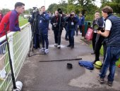 مدافع إنجلترا يعتذر لأحد المصورين بعد تحطيم كاميرا بـ 10 آلاف إسترلينى