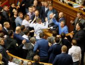 بالصور والفيديو... مشاجرات بالبرلمان الأوكرانى للتصويت على مناطق حدودية