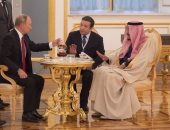 صورة  اليوم.. بوتين يصب الشاى للملك سلمان احتفاء بزيارته لموسكو
