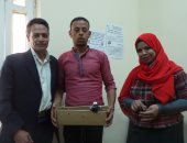 شاهد.. شاب بسوهاج من ذوى الاحتياجات يبتكر ماكينة لفرز القمامة آليا